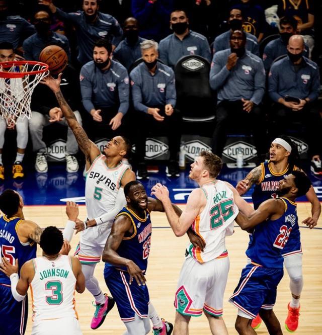 kaiyun-连续攻陷魔鬼主场！年轻马刺越战越勇重燃赛季希望